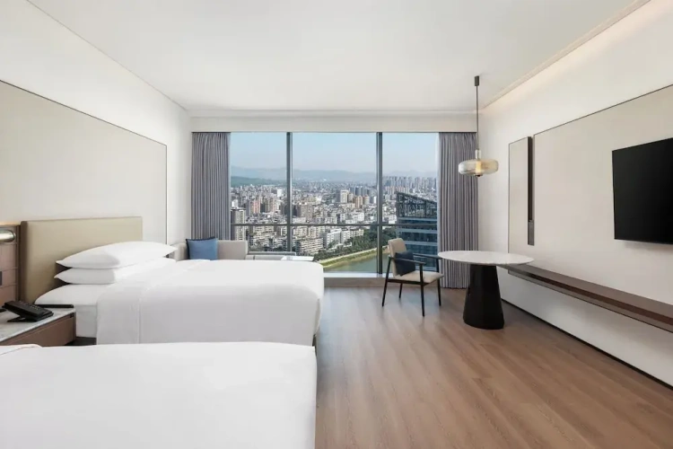Deluxe Quadruple room with city view