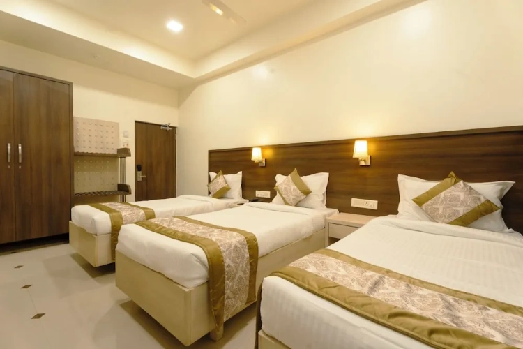 Deluxe Triple room with city view