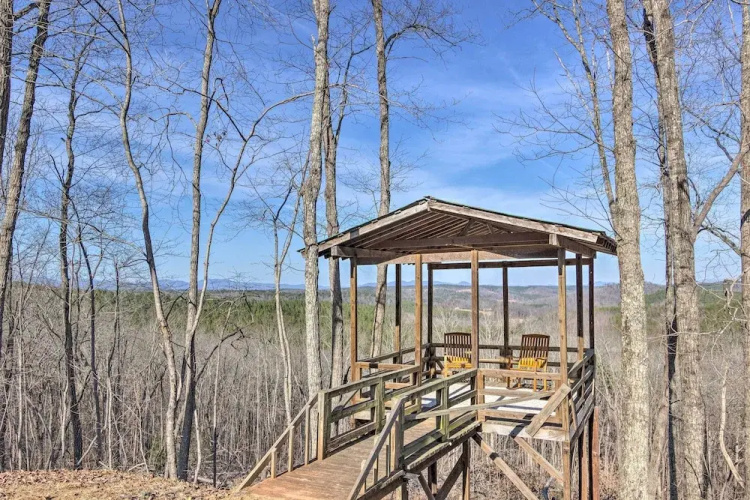 Blue Ridge Retreat w/ Mountain Views & Deck