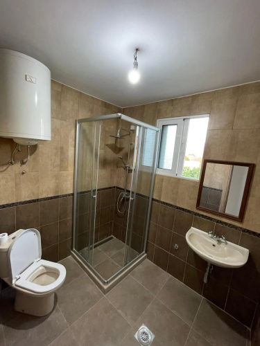 Entire spacious apartment with free parking