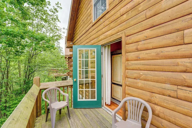 Fire Pit & Porch: Warm & Woodsy Rothbury Escape!