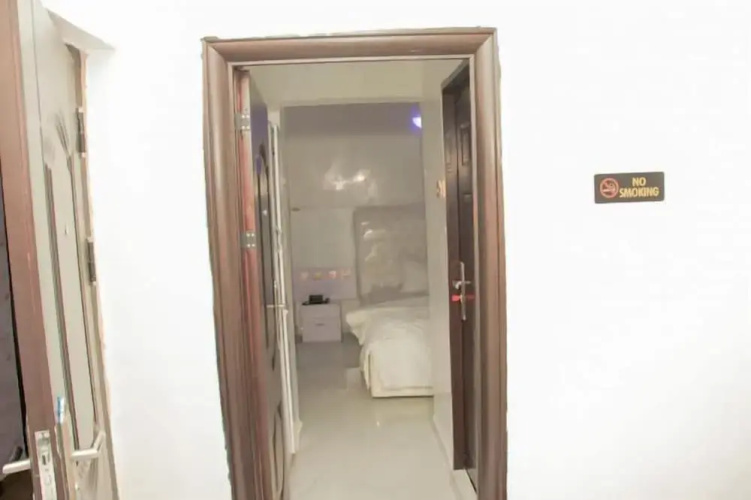 5 Star Saint Hotel