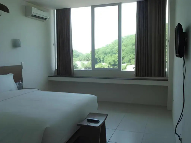 L Bajo Hotel