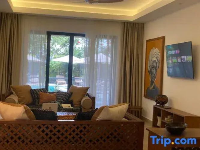 Luxurious 1bedhideaway with pool, AC &beach access