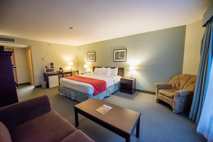 Harrison Lake Hotel
