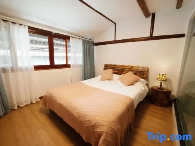 Standard room with street view