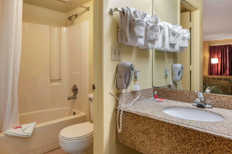 Econo Lodge  Inn & Suites Maingate Central photo 9