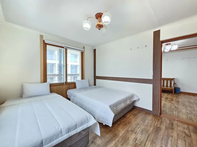 2 Bedrooms Standard Family room with balcony