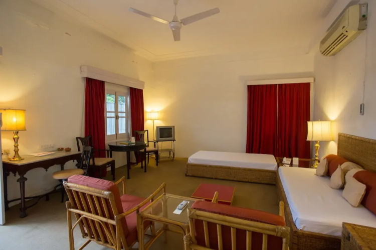 Shikarbadi Hotel