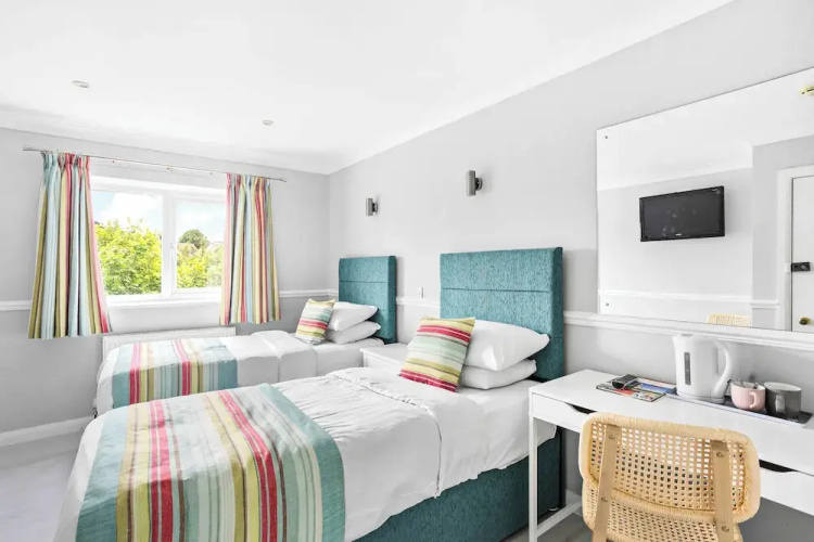 Waters Edge Hotel