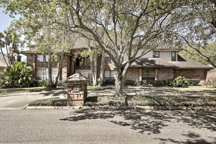 Private Pool: Lakefront Harlingen Home