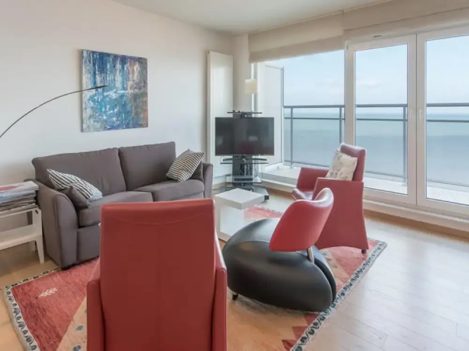 Tasteful Apartment Near the Beach