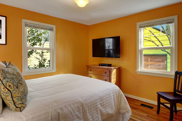 Husky Hideaway - Two Bedroom Home with Fireplace