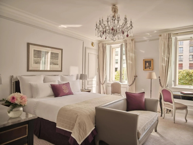 Plaza Athenee Hotel