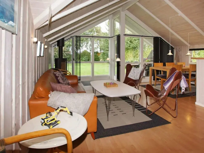 Whirlpool Cottage Oasis-by Traum