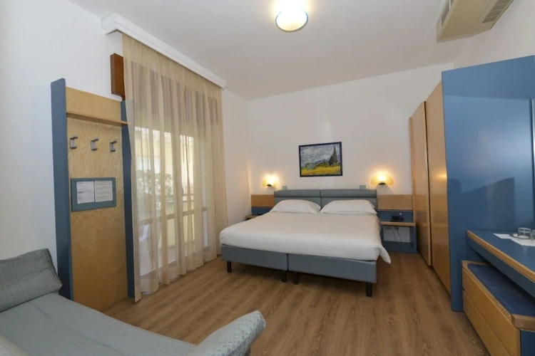 Superior Triple room with balcony and with partial sea view