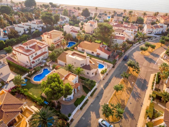 5 Bedrooms Villa