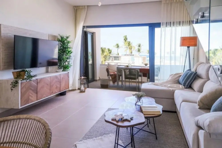 Elegant and Spacious Penthouse With Ocean View