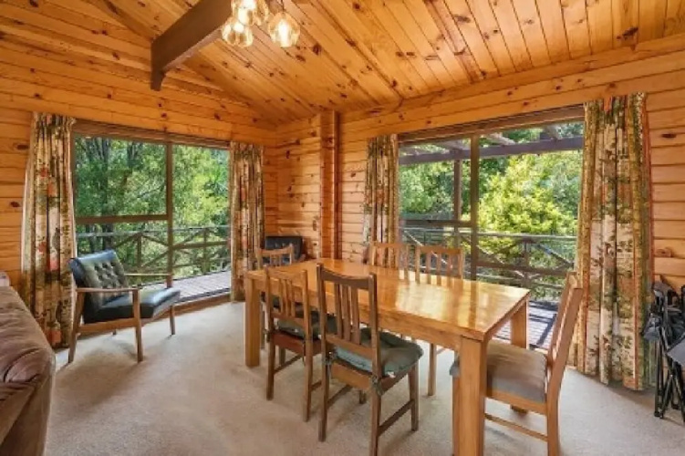16 Chalet Cres