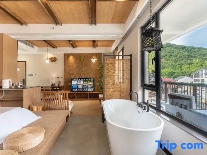 Deluxe Family Suite with mountain view