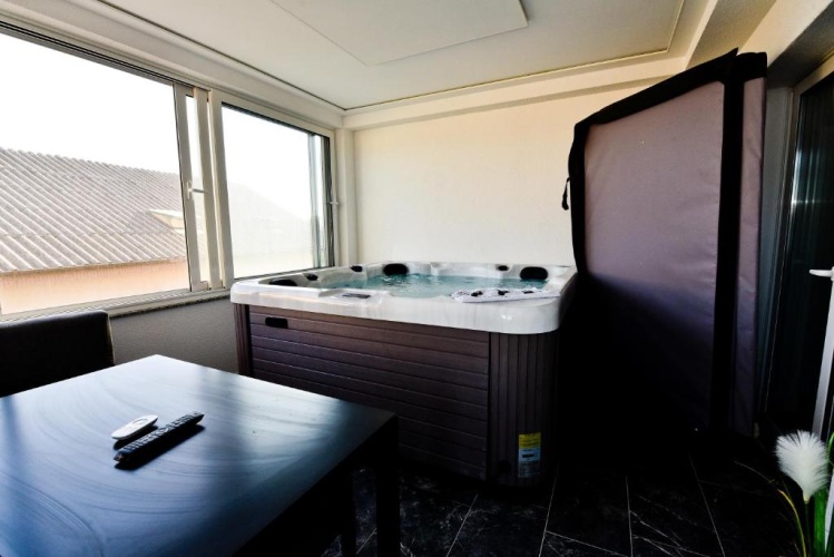 2 Bedrooms Apartment with sea view