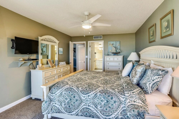 Land's End 403 Building 9 Nicely Updated / Beachfront Unit