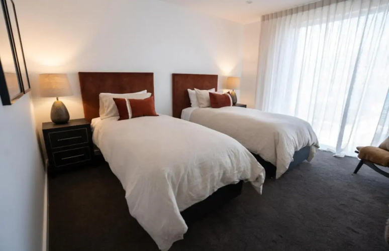 Genoa - Sleeps 6 - Lakefront Apartment