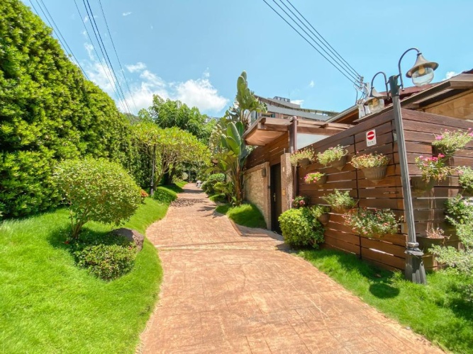 1 Bedroom Cottage with view