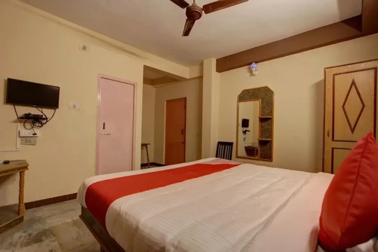 Hotel Viknesh by OYO Rooms