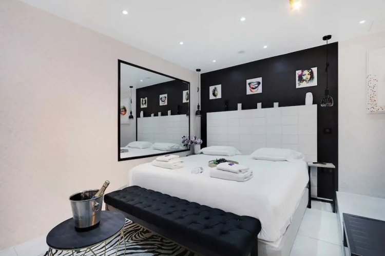 Intimate Flat w/ A/C & Jacuzzi - 2br/6p Montmartre
