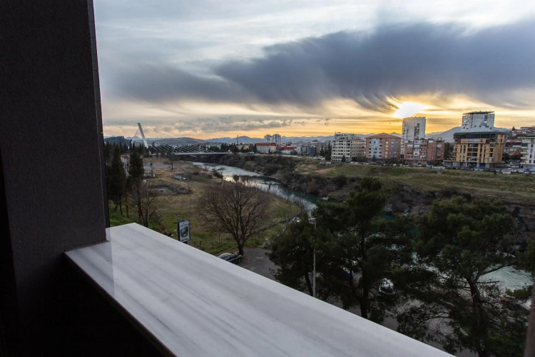 LINA - PG, Riverside Apartment