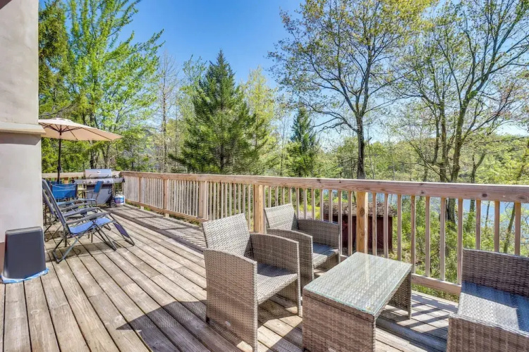 Swim Dock & Game Room: Lakefront Poconos Cabin!