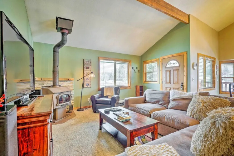 Silverthorne Ski Base w/ Mtn Views: Walk to Trails