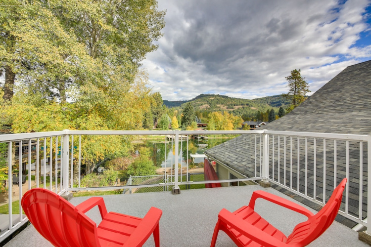 Expansive Waterfront Escape w/ Kayaks + Sups!