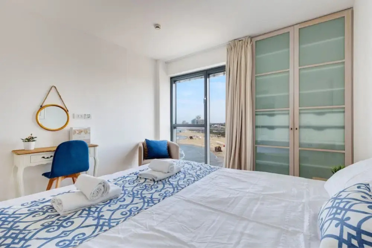 Beach Front Stylish Hugh 2DBR