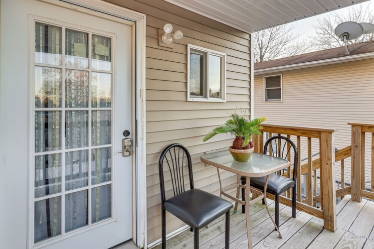 6 Mi to Dtwn New Haven: Duplex w/ Shared Yard