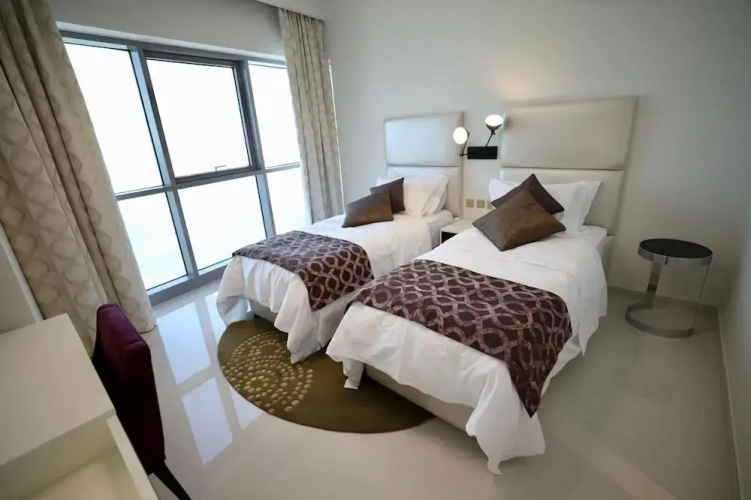 Waterfront 2 Bed Apartment Sleeps 4 With Parking