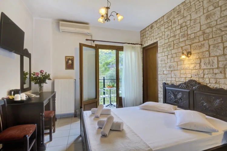 Standard Double room with balcony and with partial sea view