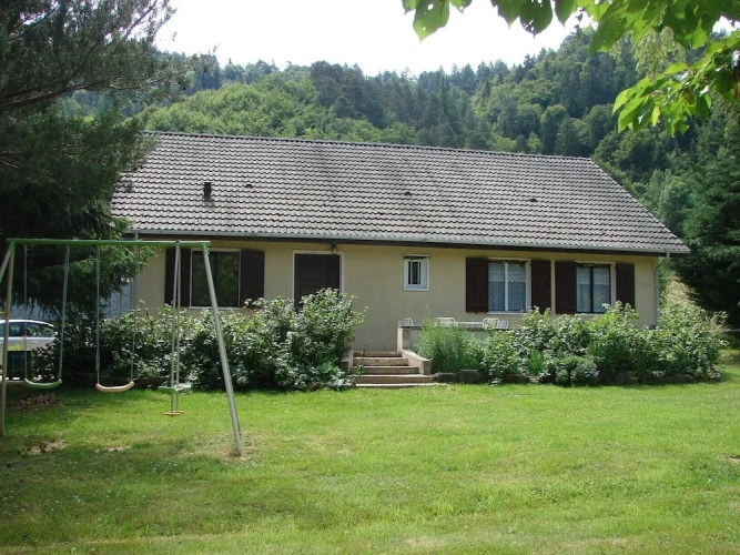 Cottage with mountain view