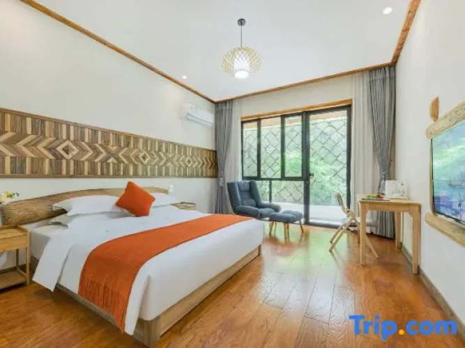 6 Bedrooms Villa