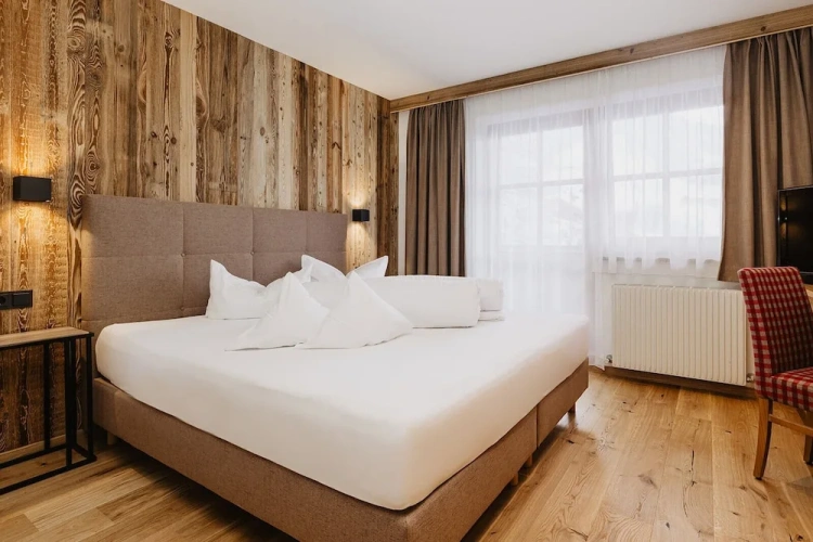 Classic Double room with balcony and with mountain view