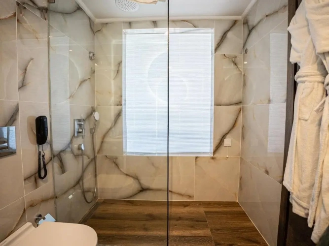Comfort room with sea view