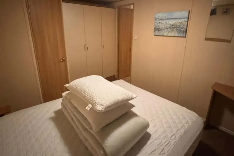 2 Bed Caravan - Sleeps 6 - Pet Friendly, Parking