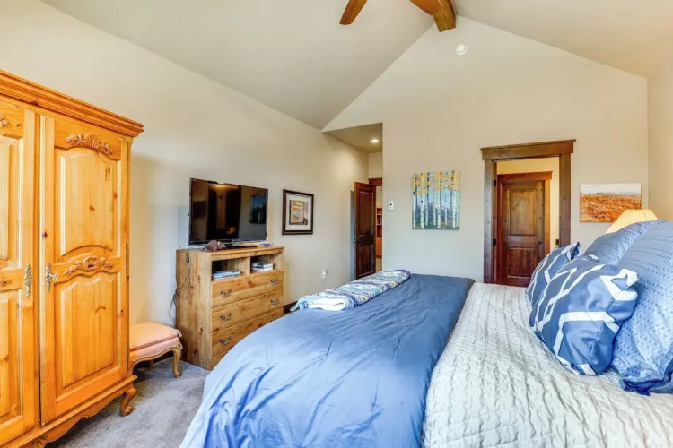 Ski Shuttle & Community Perks: Keystone Townhome