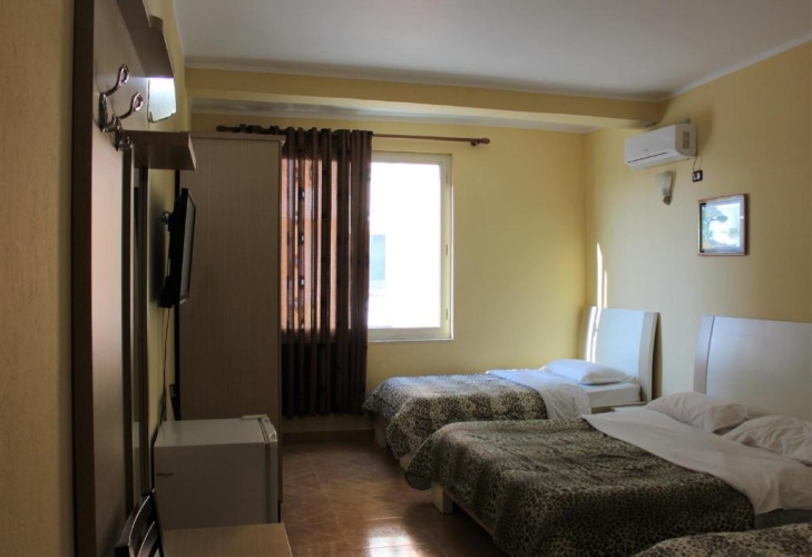 Standard Quadruple room with partial sea view