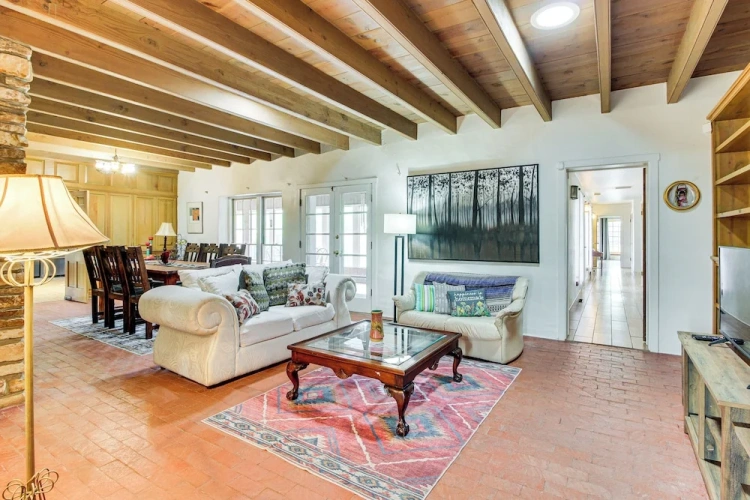 5 Bedrooms Cottage