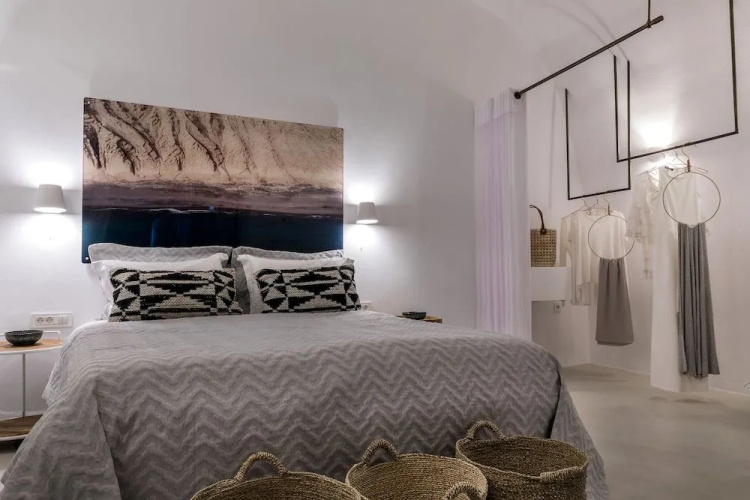 3 Caves by Caldera Houses