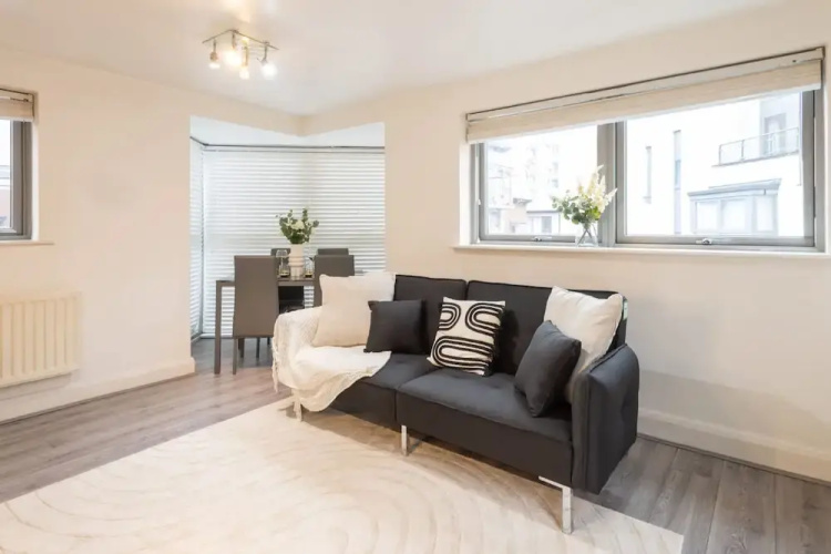 Host Stay Bradshaw Close