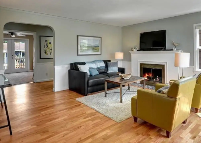Alki Beach House - Three Bedroom Home with Fireplace
