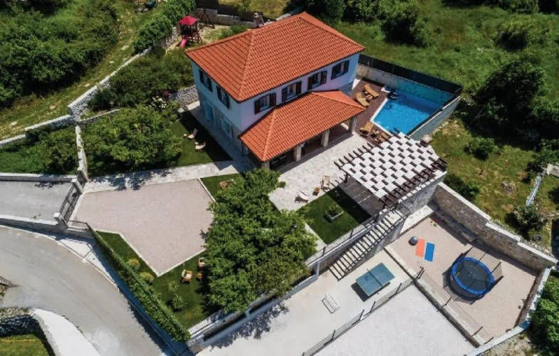 5 Bedrooms Villa